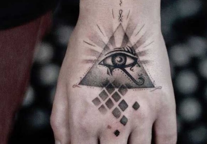 Tatuagem masculina Pirâmide