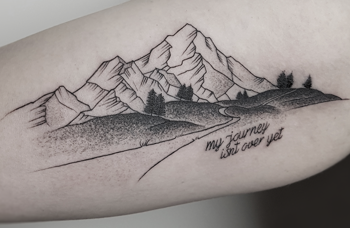 Tatuagem masculina de contorno ondas e montanhas