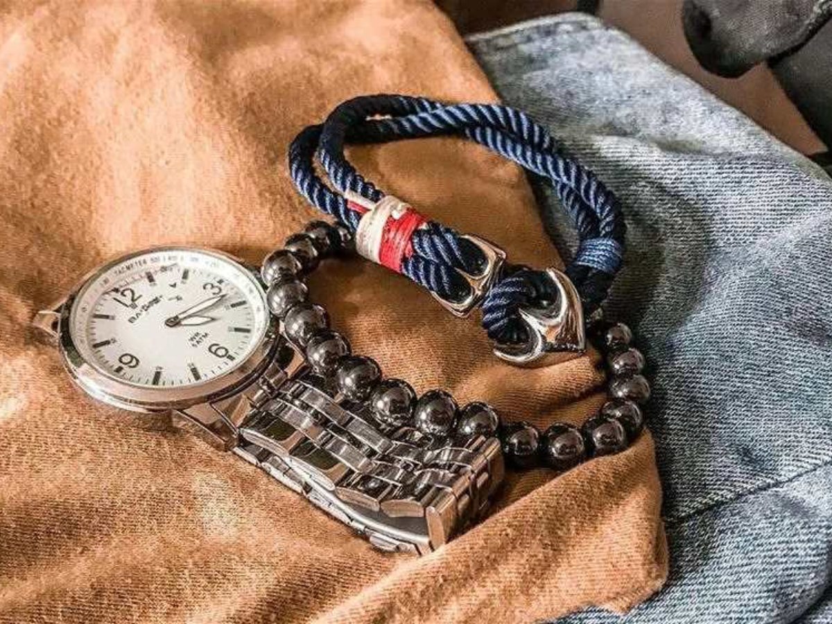 O relógio e as pulseiras fazem um duo estiloso que complementam