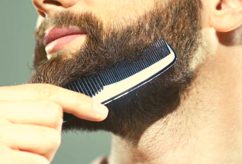imagem de homem penteando a barba