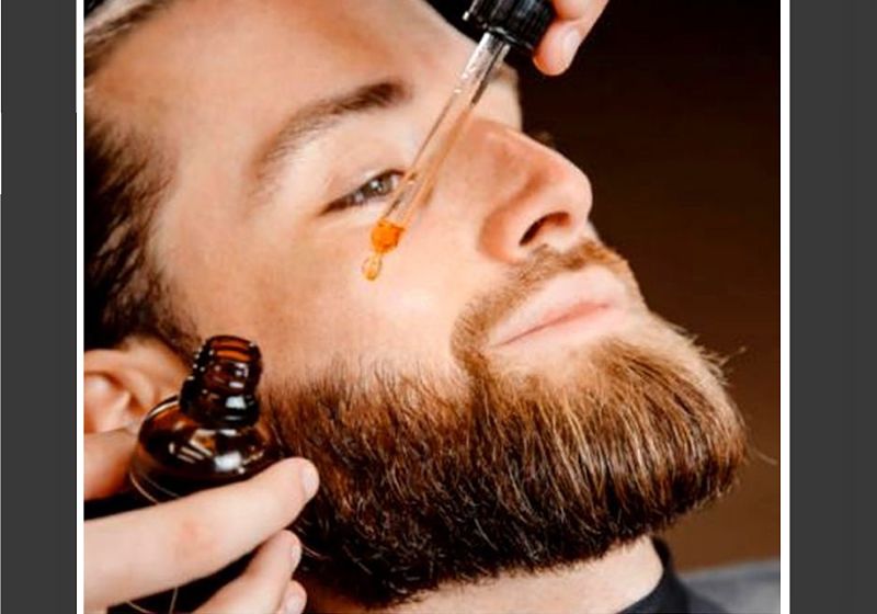 Imagem de modelo masculino aplicando óleo na barba