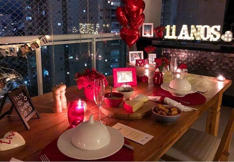 Imagem de uma mesa de jantar romântica