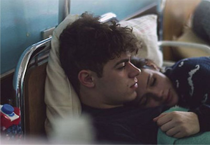 Imagem de um casal de namorados deitados na cama