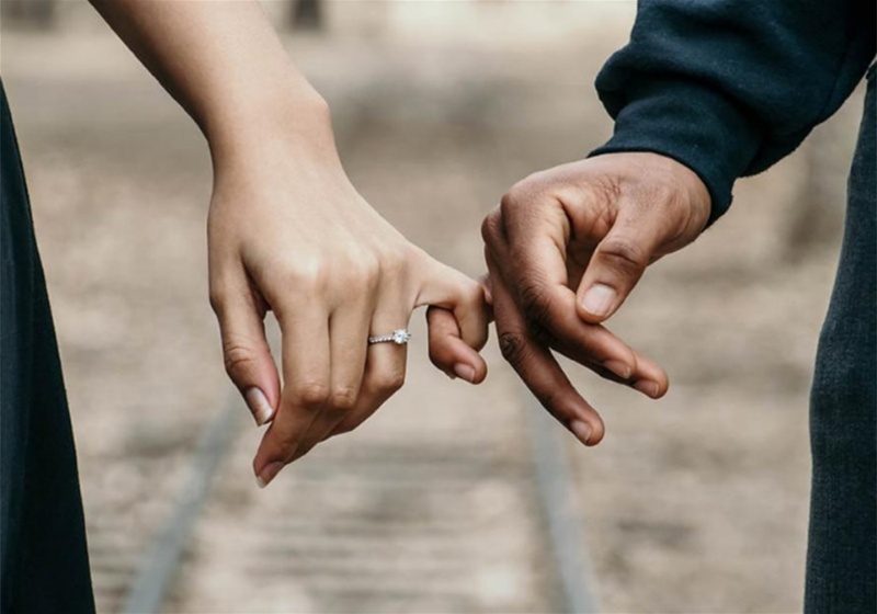 Imagem em destaque de um casal dando as mãos