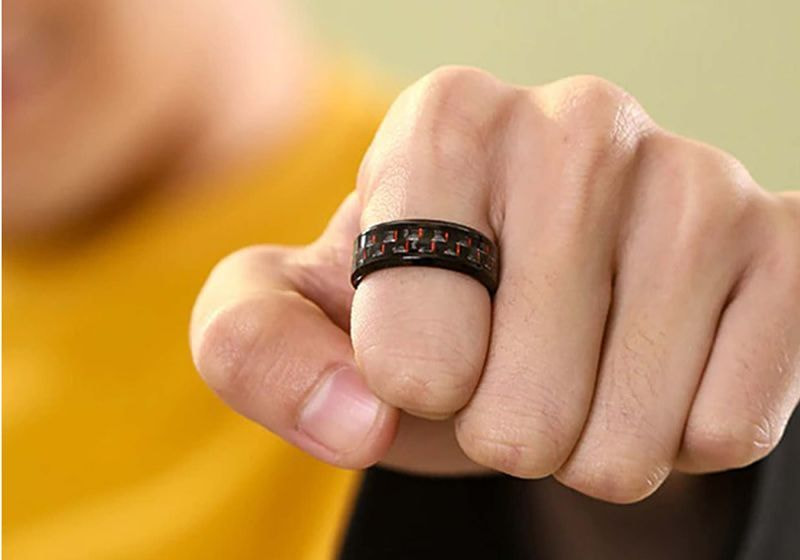 Imagem de um homem usando anel