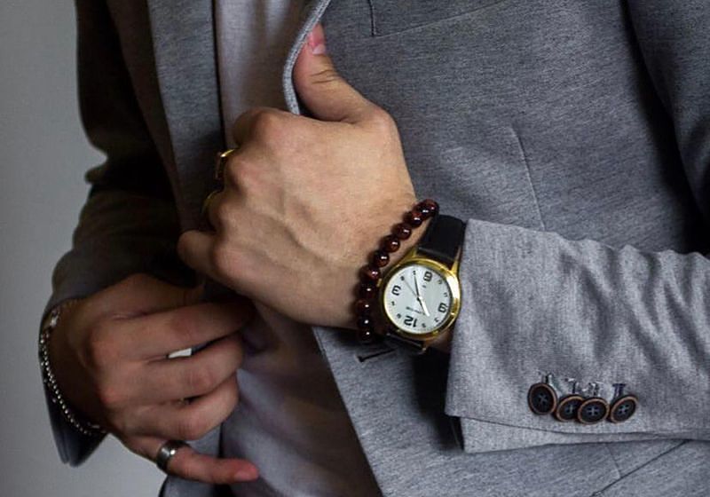 Imagem de um homem usando roupa social e relógio