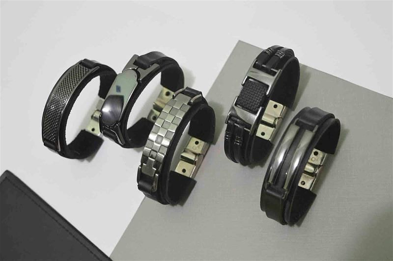 Imagem de cinco pulseiras masculinas em destaque