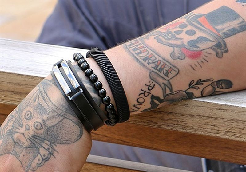 Imagem em destaque de um pulso masculino com pulseiras