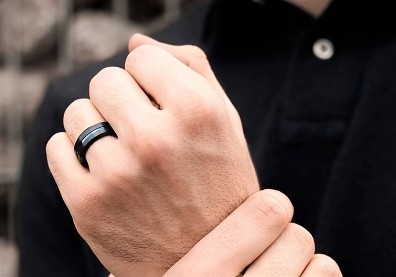 Imagem em destaque de uma mão masculina em destaque com uma aliança no dedo anelar