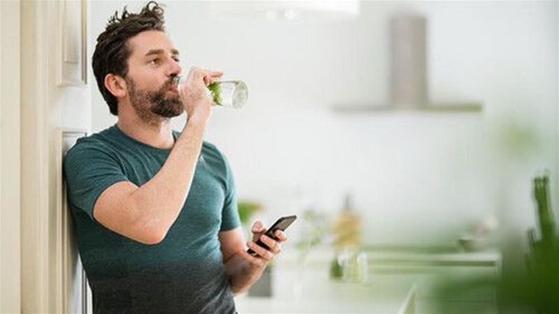Imagem de um homem bebendo suco natural