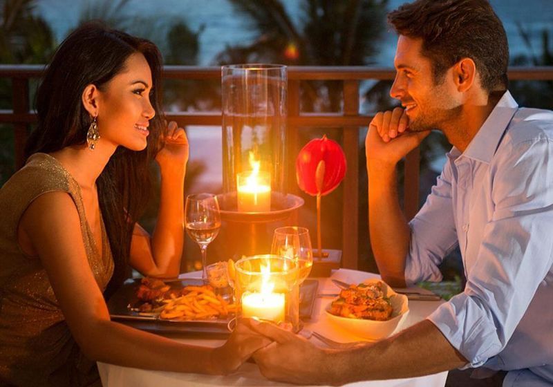 homem e mulher em jantar romântico