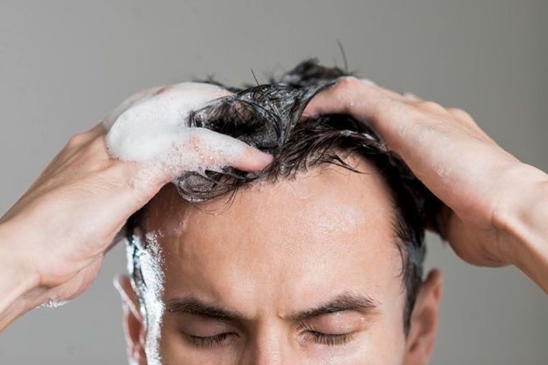 homem lavando o cabelo