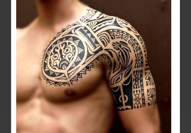 Imagem de um homem com tatuagem maori