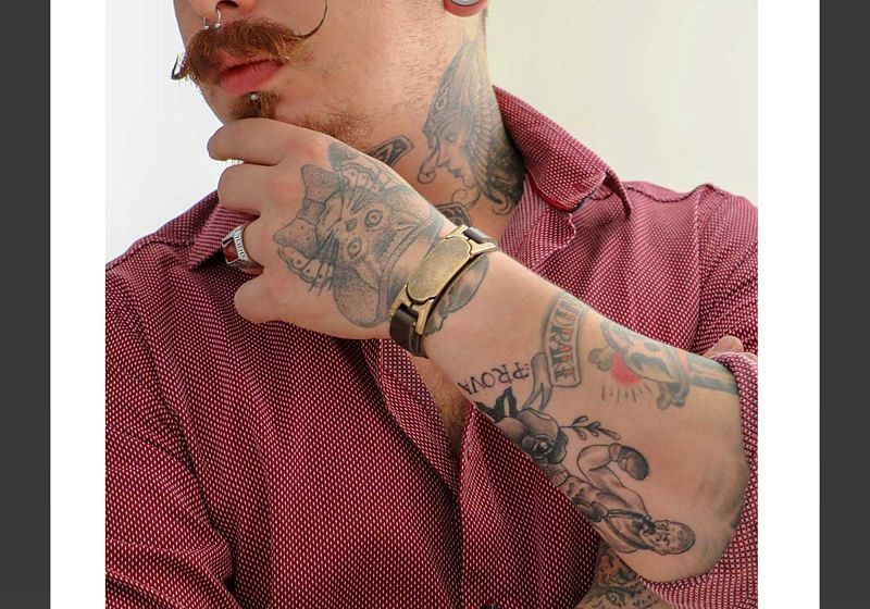 Imagem de um homem com tatuagem old school