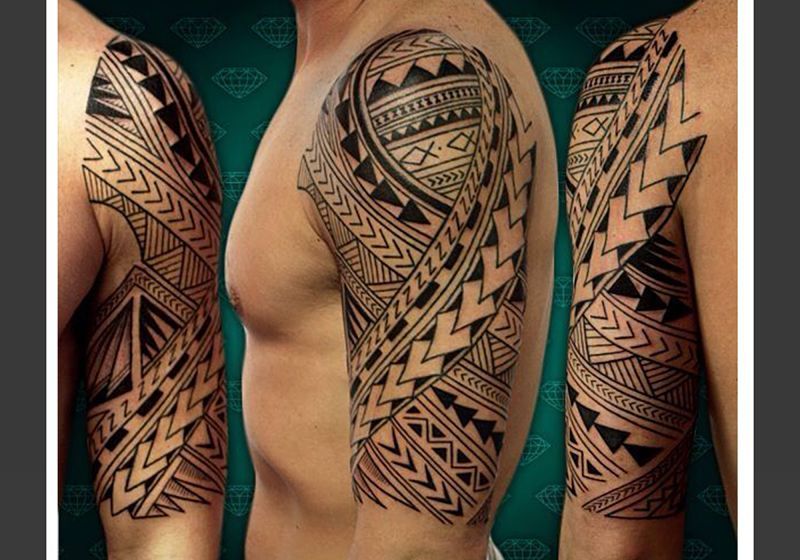 Imagem de um homem com tatuagem tribal
