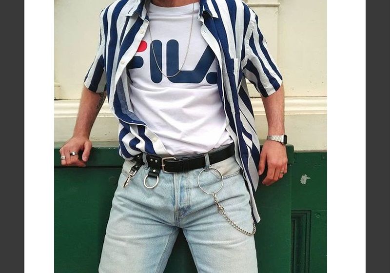 Imagem de homem usando calça jeans, t-shirt e camisa