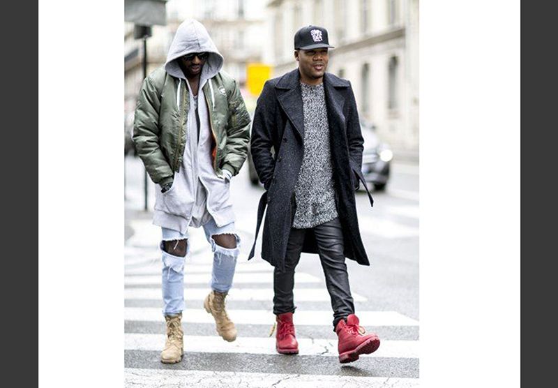 2 homens andando na rua usando look despojado