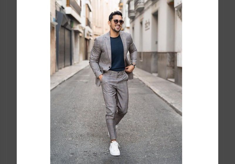 Imagem de um homem andando na rua usando blazer