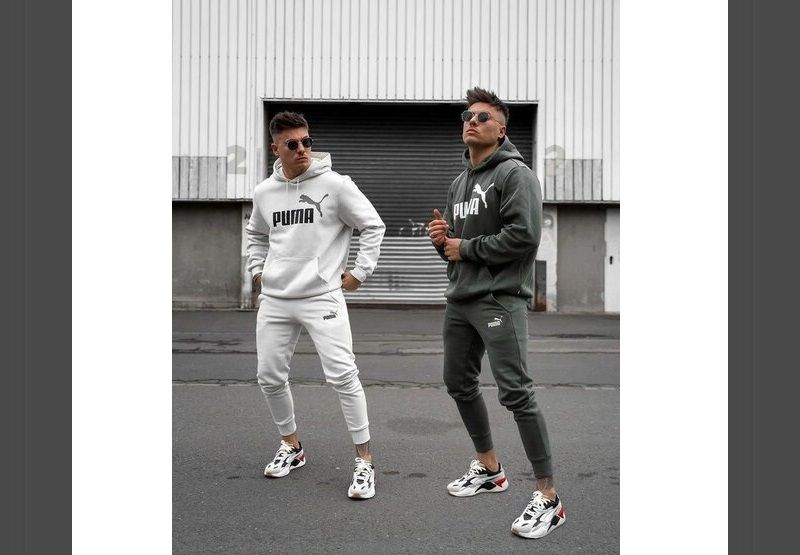 Imagem de dois homens andando na rua usando roupas estilosas