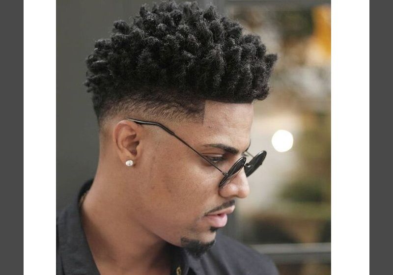 Homem com cabelo estilo afro