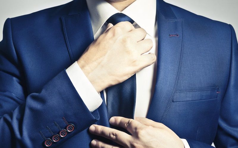 Imagem de homem com roupa social e gravata