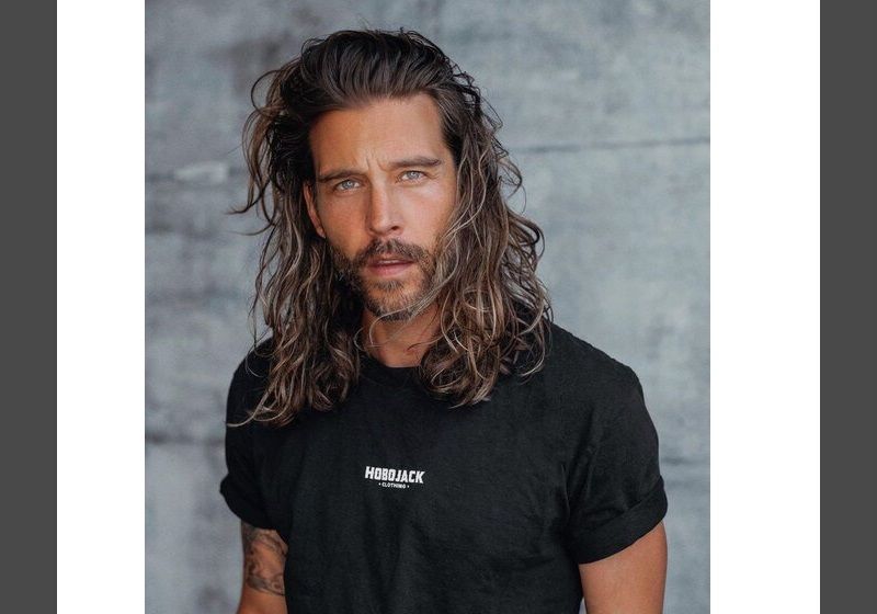Homem com cabelo estilo surfista