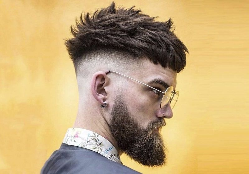 Homem com corte de cabelo texturizado