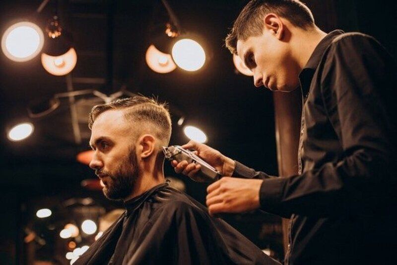 Homem cortando cabelo no cabelereiro