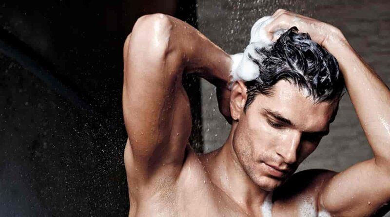 Homem lavando cabelo com shampoo