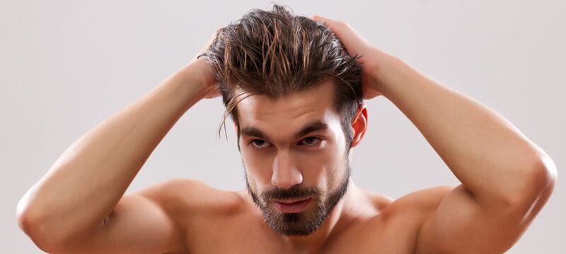Homem higienizando o couro cabeludo