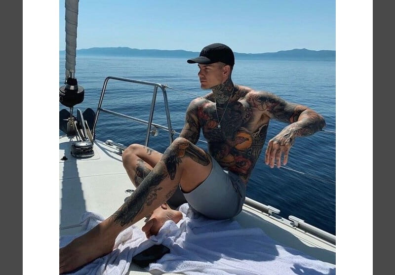 homem com boné em um barco