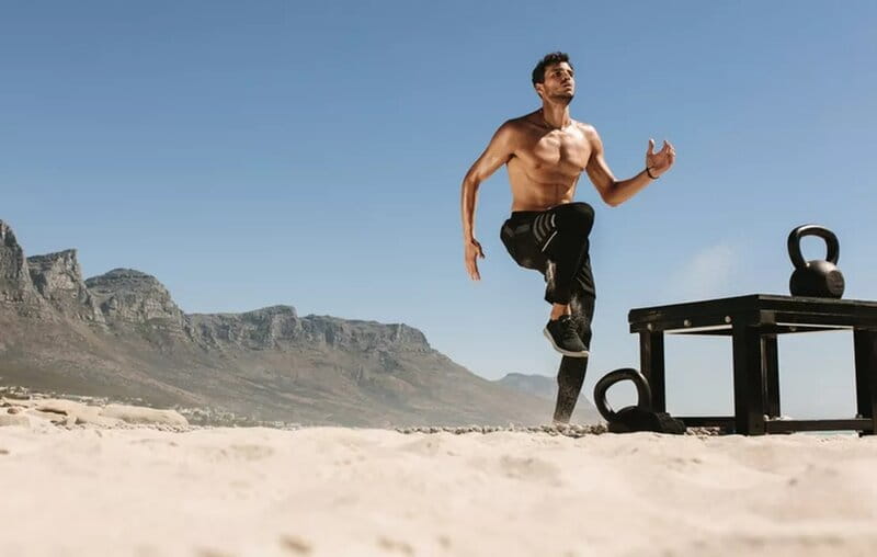 homem se exercitando na areia