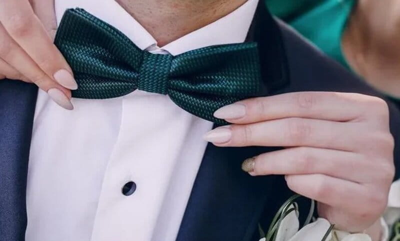 modelo utilizando gravata laço verde