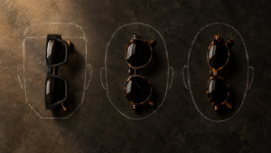 Três óculos de sol masculinos de formatos quadrado, redondo e oval ao lado de desenhos de formatos de rosto