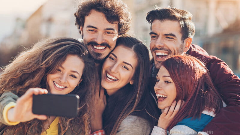 pessas reunidas tirando uma selfie