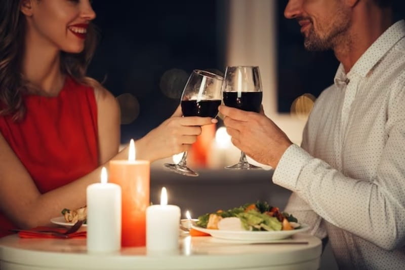 casal brindando com taças de vinho
