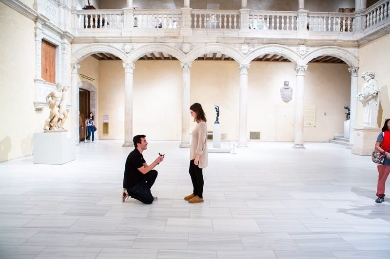 homem pedindo mulher em casamento no museu