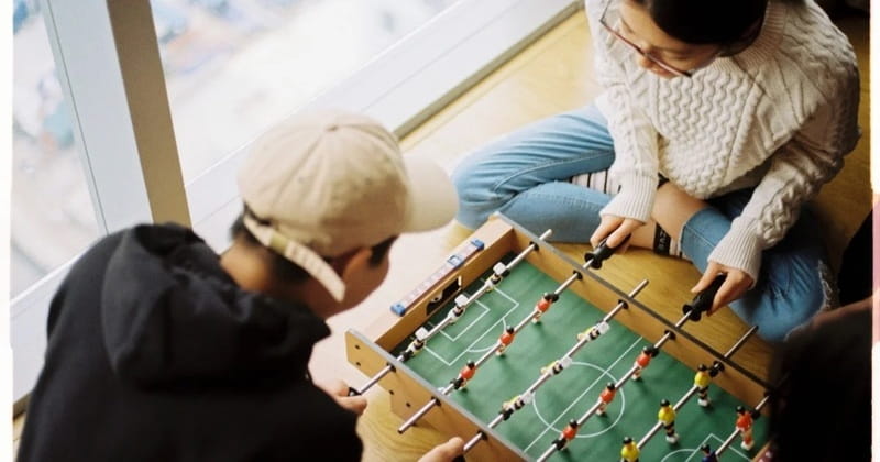 casal jogando futebol de mesa