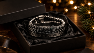 Kit de pulseiras masculinas em caixa de presente preta com luzes de Natal ao fundo