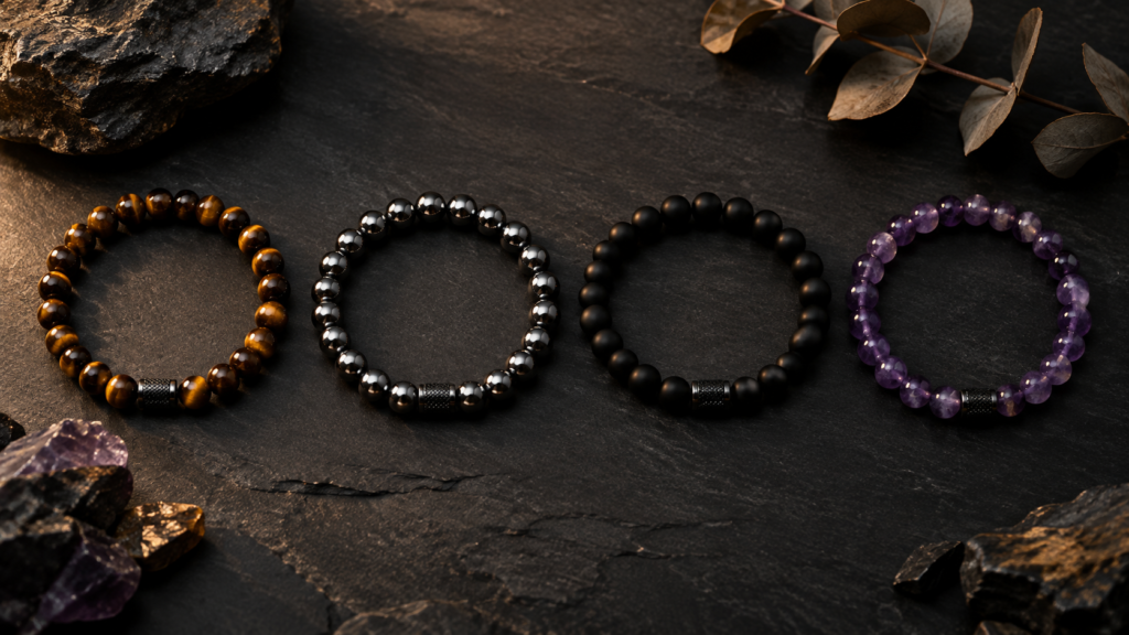 Pulseiras de pedra natural de olho de tigre, hematita, ônix e ametista sobre ardósia escura